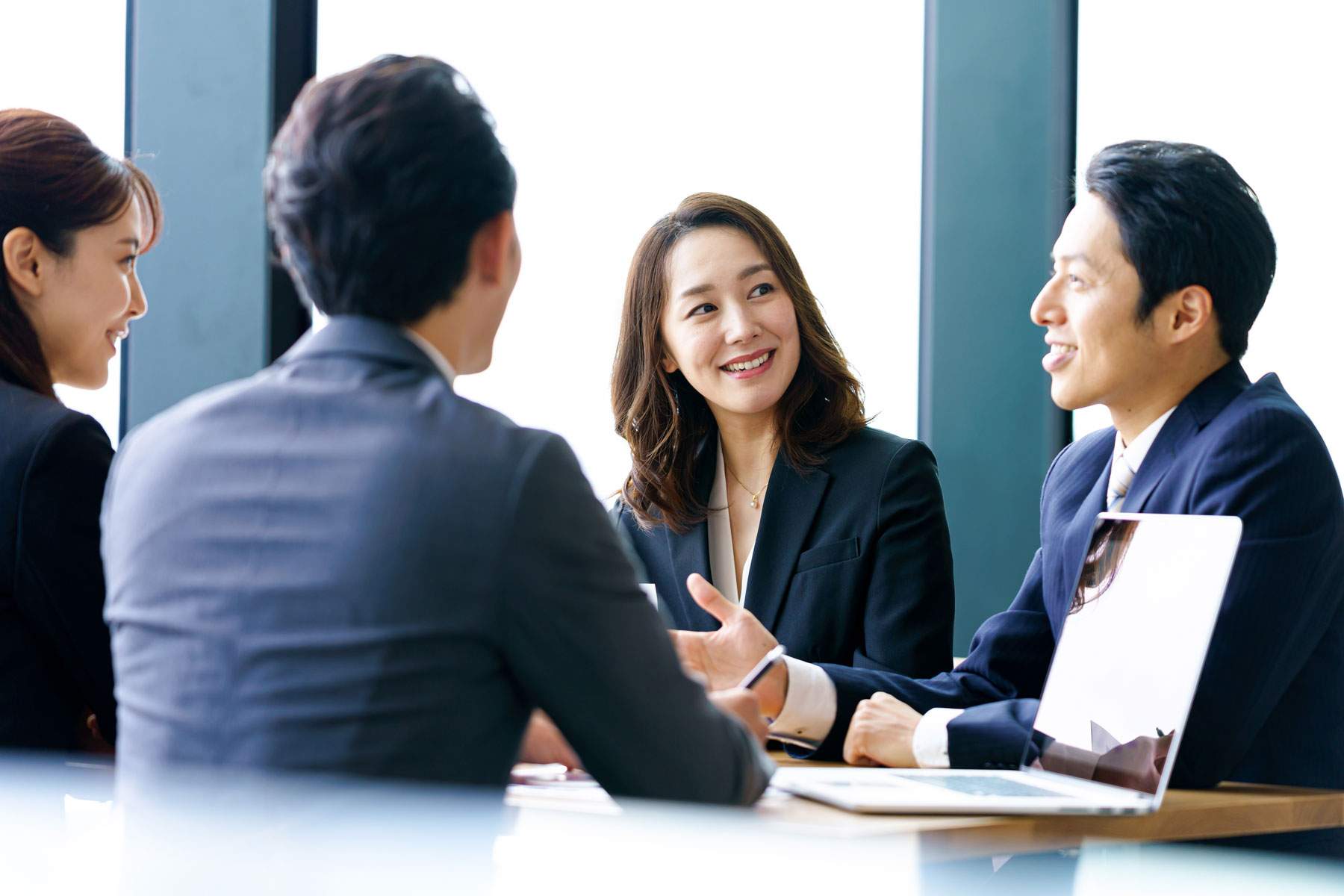 リーダーシップスキルとは？必要なスキルや能力を向上させる方法を解説